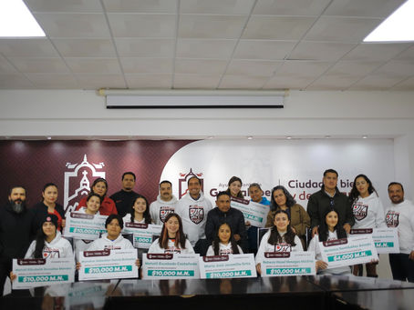 Entrega Pepe Saldívar becas económicas a medallistas guadalupenses