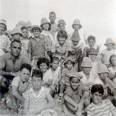 1957 באלוני אבא עם ילדי רגבה קייטנת קיץ - תמונה באדיבות מש מאור.jpg