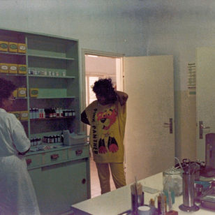 1986 המרפאה בבני דרור, סמדר רוזנבאום והאחות מרים רוזן.jpg