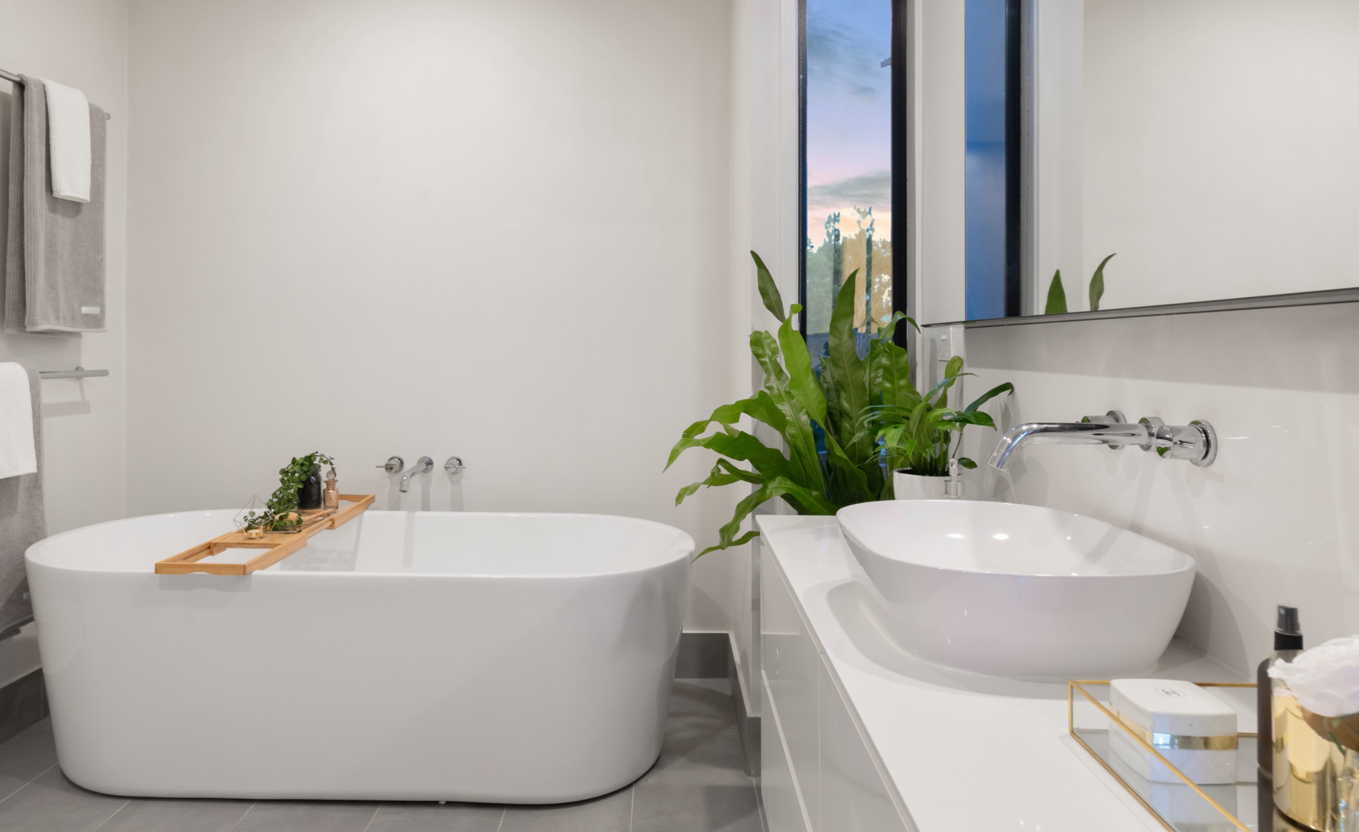 Modernes, sauberes Badezimmer Installation