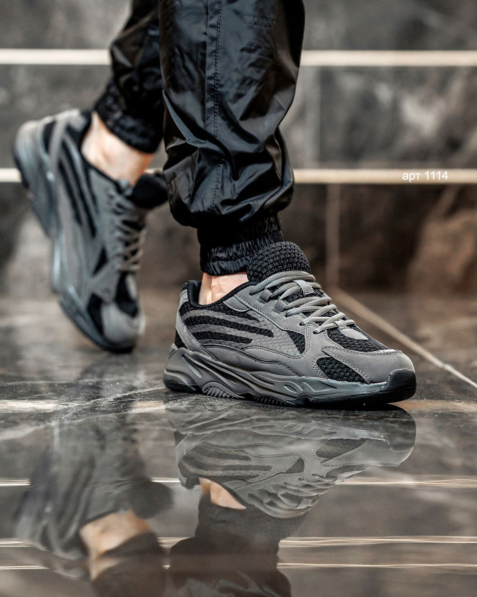 Прев'ю: Кросівки 700v2 Grey/Black