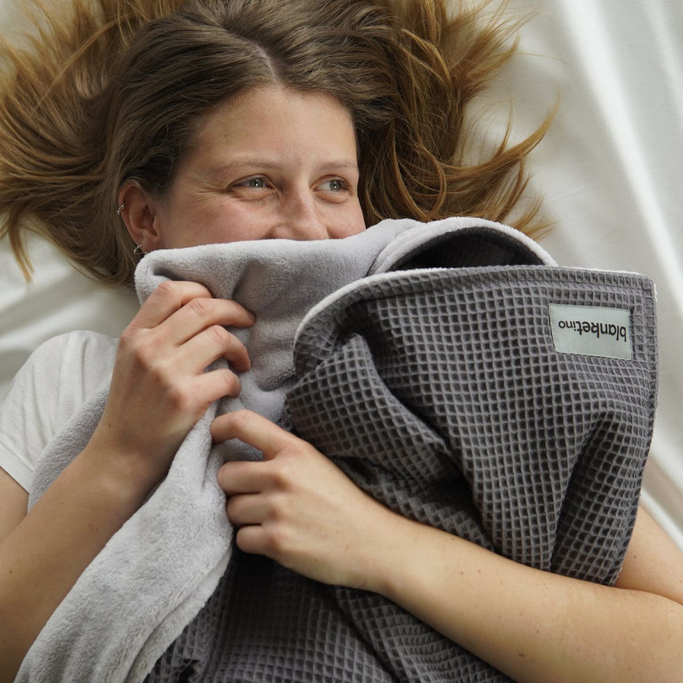 Frau kuschelt Blanketino Decke