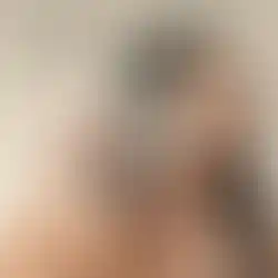 Eine Frau hält die Packung der sensitiven Augenpads in der Hand