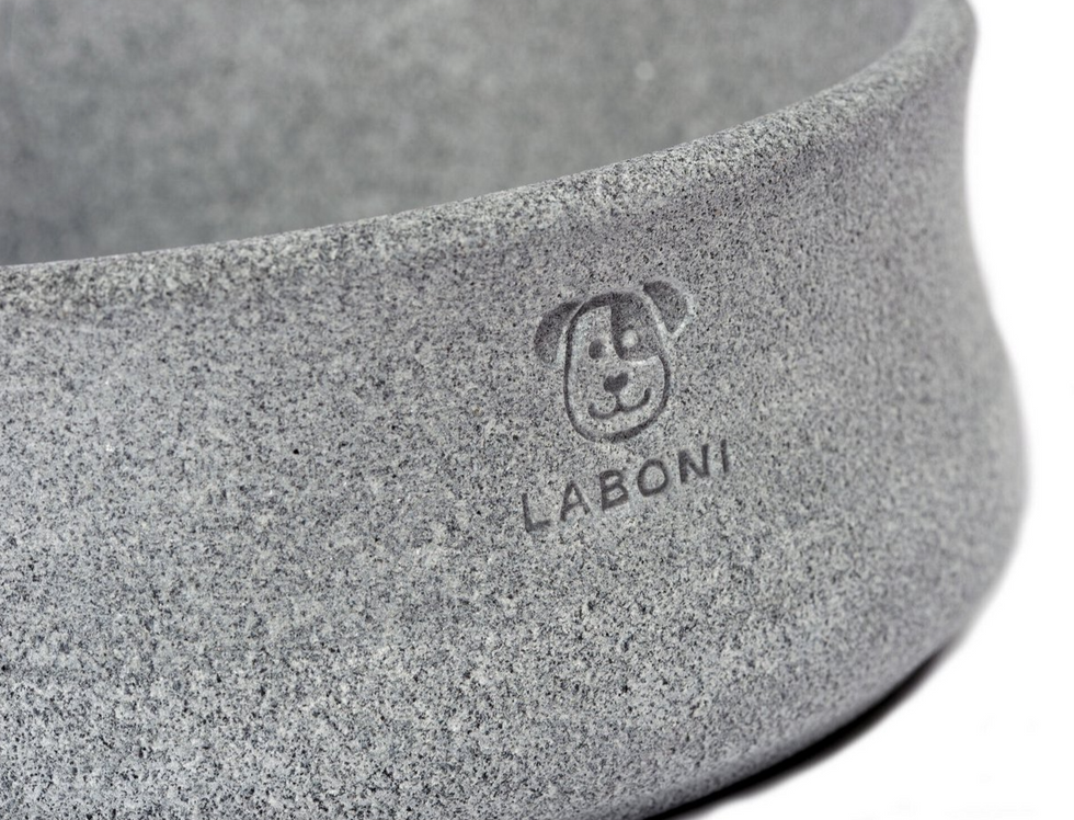 Logo von LABONI eingraviert im Hundefutternapf Rocky