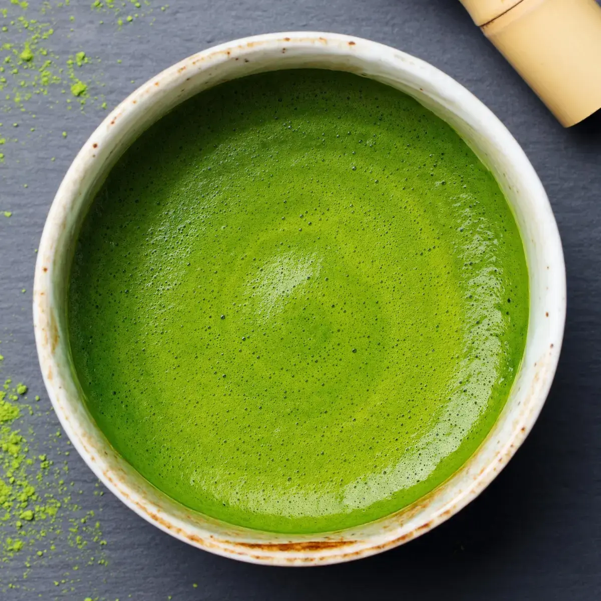 Ein aufgegossener Bio Premium Matcha
