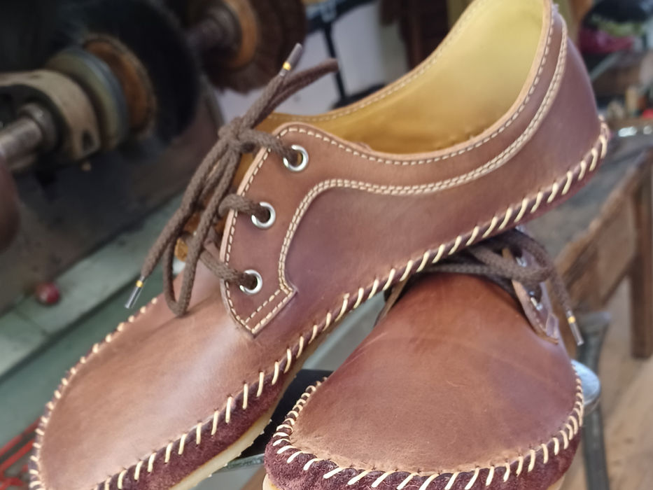 Handgefertigte Lederschuhe: Braun, Schnürsenkel