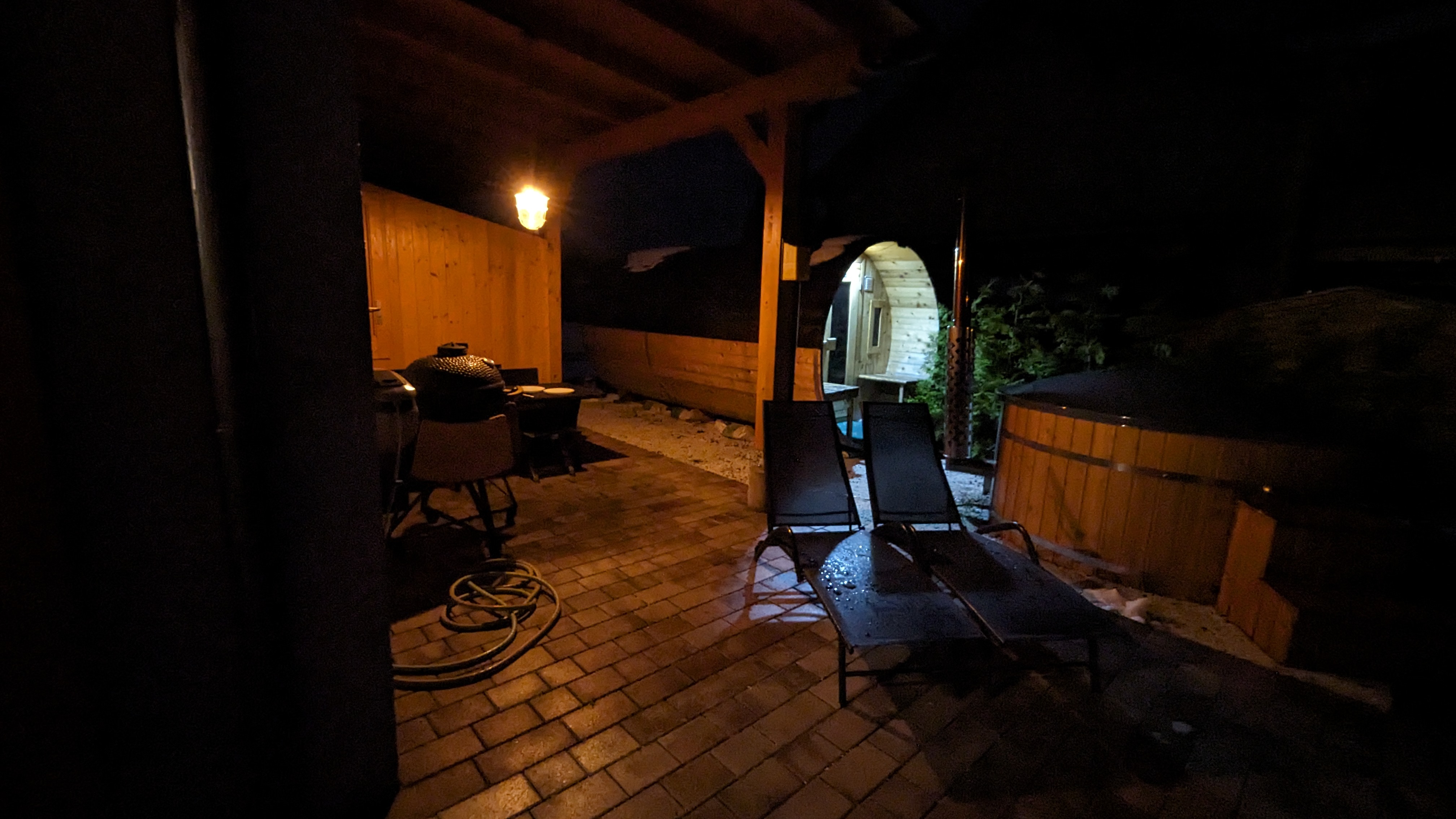 Außenberich mit Fasssauna & HotTub