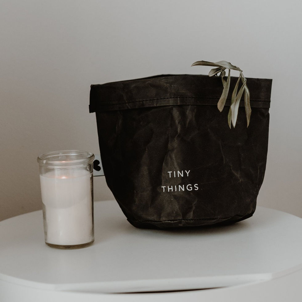 Der Tiny Things Aufbewahrungskorb neben einer Kerze