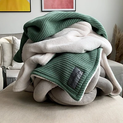 Blanketino Kuscheldecke 145x210 cm | Tagesdecke in der Farbe Seegrün