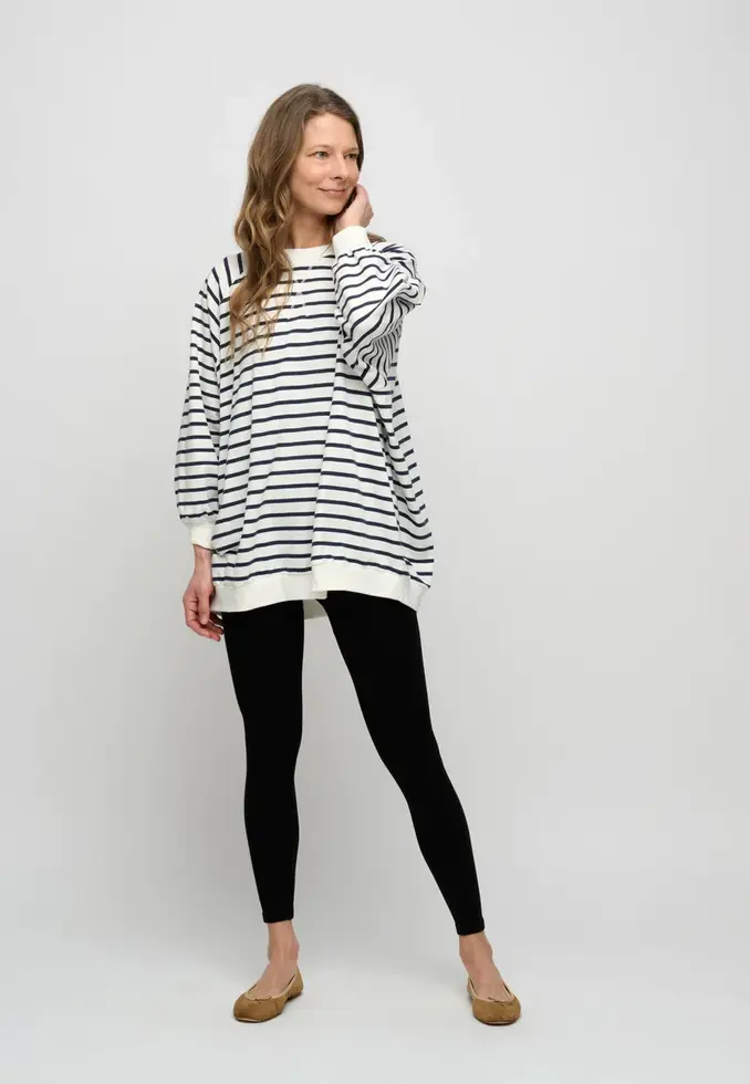 Brünette Frau im November Stripe Pullover