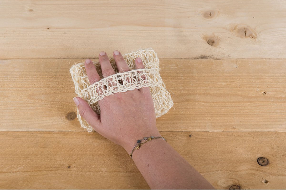 Eine Hand bedient den plastikfreien Peeling Handschuh