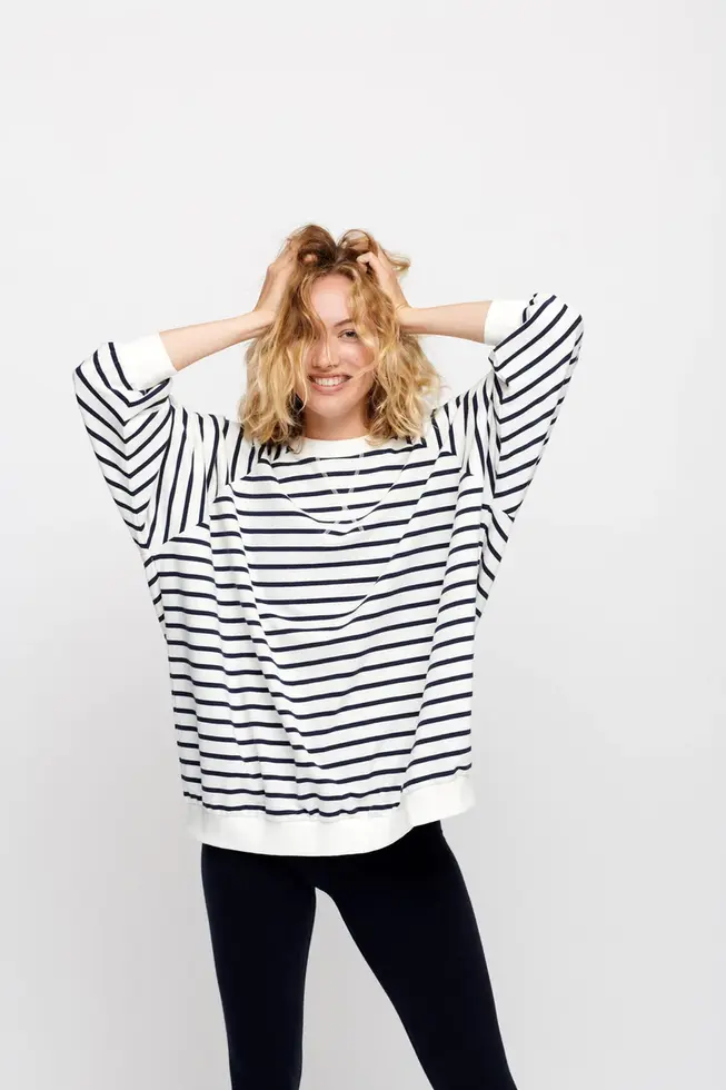 Blonde Frau im November Stripe Pullover