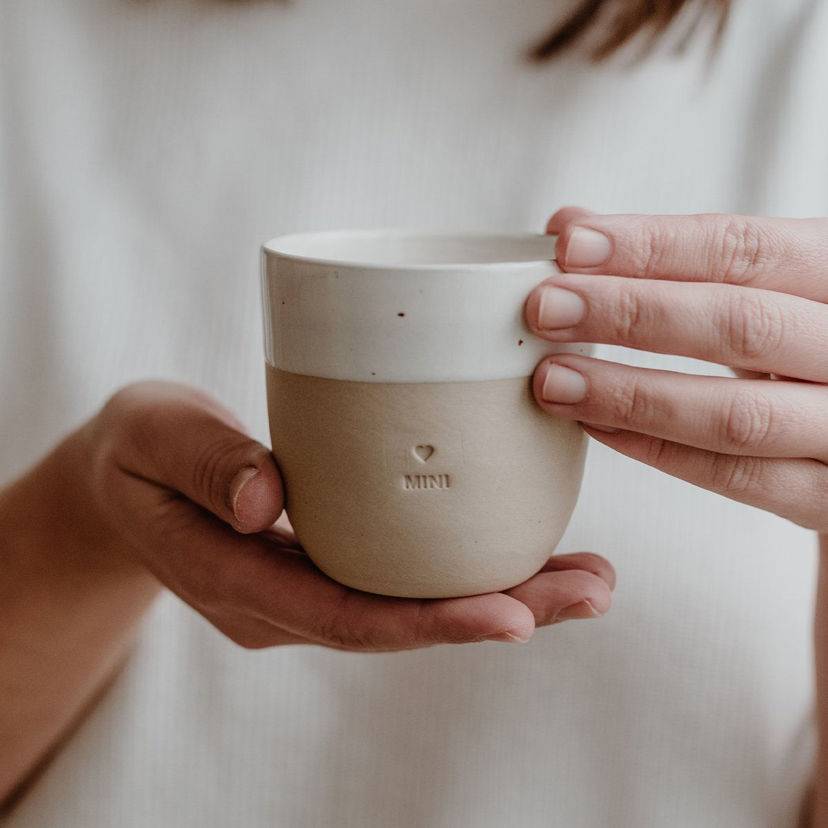 Hände halten Becher MINI von Eulenschnitt