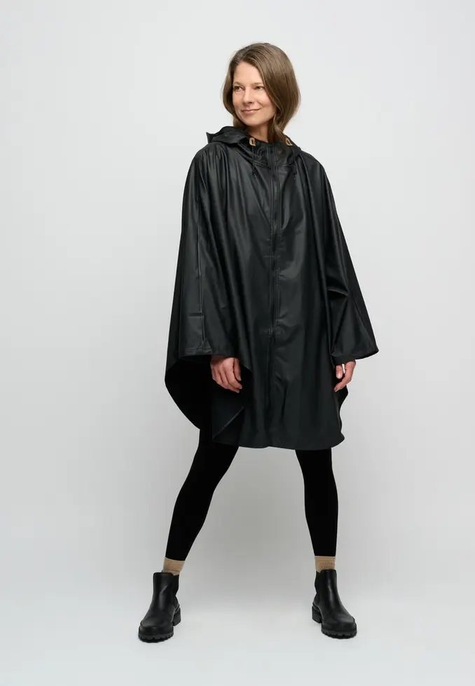 Brünette Frau trägt Regencape Let it Rain