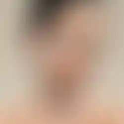 Eine Frau hat die Augenpads mit Koffein & Vitamins C unter Ihren Augen aufgelegt