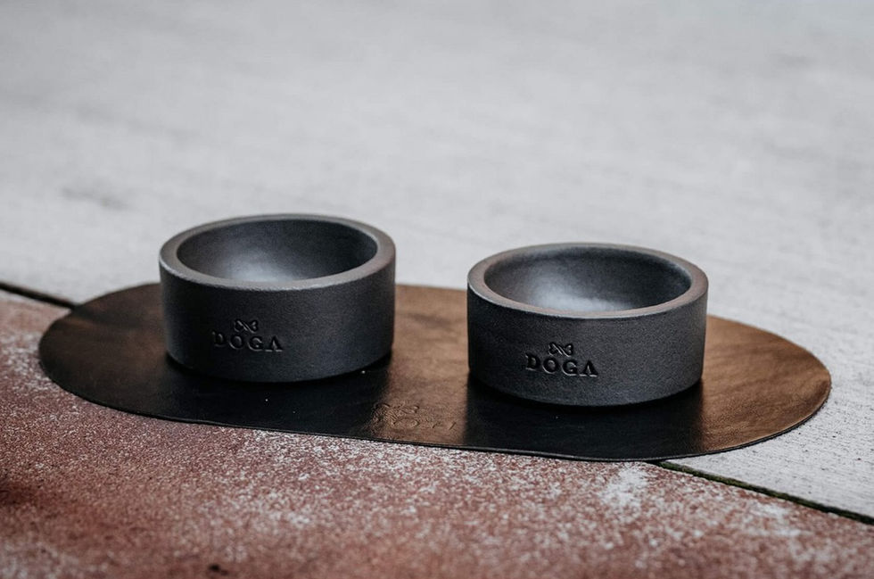 Zwei schwarze Futternäpfe auf schwarzer Napfunterlage