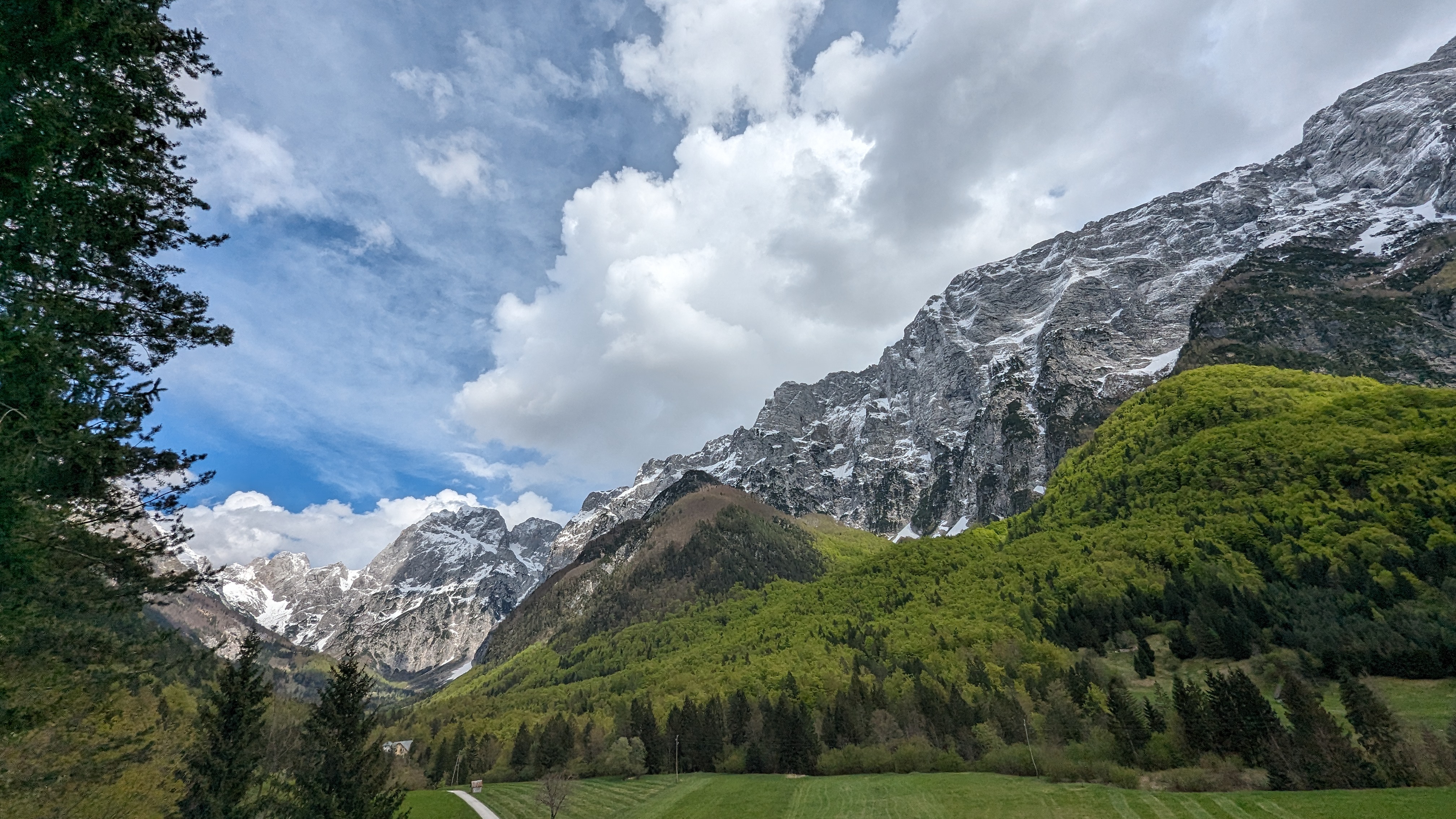 Bergmassiv am Lago del Predil