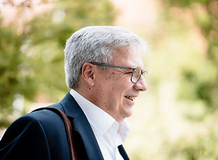 Lächelnder Mann im Anzug, GAHM AKADEMIE, Projektentwicklung