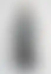 Frau von hinten in grauem Strick Poncho