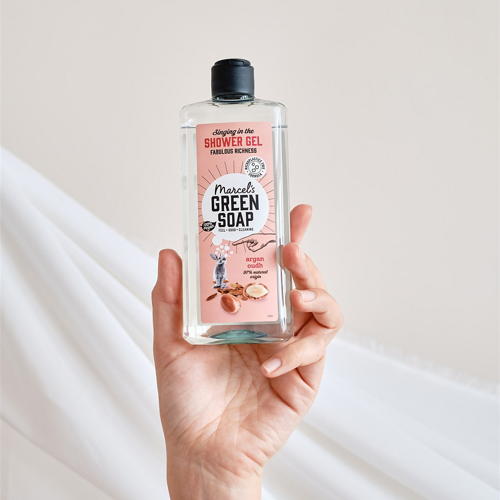 Hand hält Argan & Oudh Duschgel