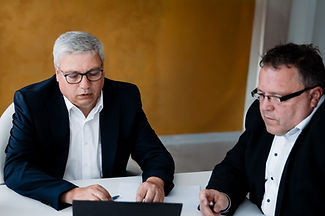Zwei Geschäftsmänner besprechen Projektdetails.