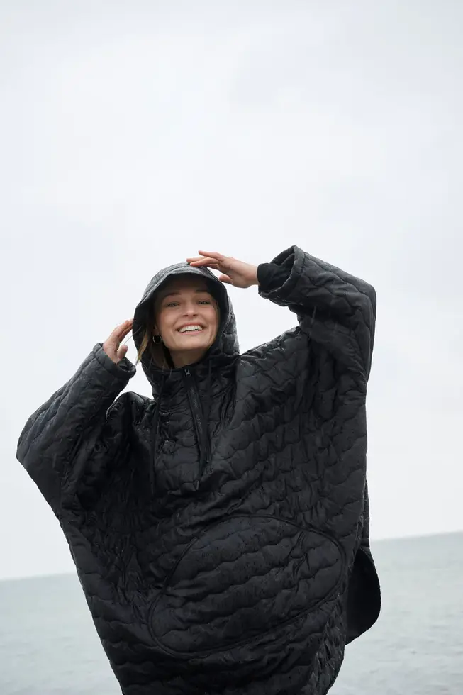 Frau im Regen im Poncho von moshi moshi mind