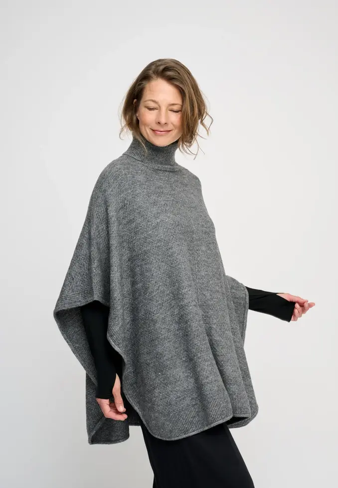 Frau tanzt in Strick Poncho von moshi moshi mind