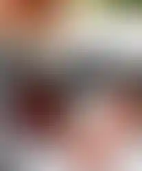Erdbär Duftkerze zwischen frischen Erdbeeren