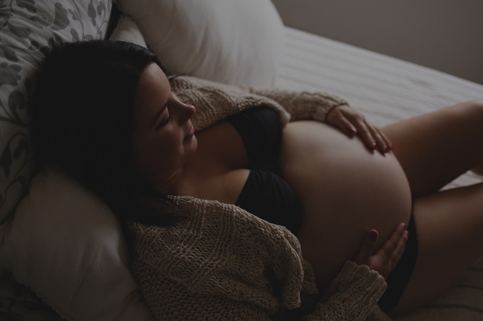 lifestyle photographe grossesse femme enceinte vendée challans la roche sur yon bois de céné naissance bébé simple noir et blanc photo emmanuelle bethys photographie studio
