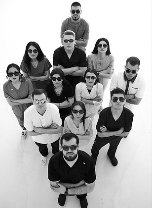 Groupe de salariés qui font une photo d'équipe corporate en studio. 