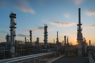 Julio César Campos Martínez supervisando operaciones en una moderna refinería industrial e