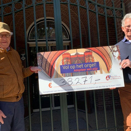 Vrienden van de Adventskerk overhandigen cheques voor restauratie Steinmeyer orgel