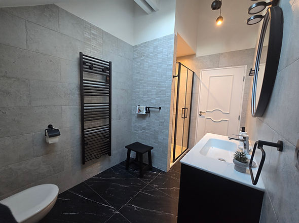 Salle de bain privative de l'appartement, espace lumineux et confortable pur un séjour en toute sérénité