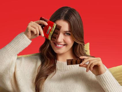 Afra Saraçoğlu, Ülker Çikolata’nın yeni reklam yüzü oldu