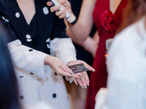 Trao danh thiếp đúng cách là một phần quan trọng trong giao tiếp chuyên nghiệp, đặc biệt trong môi trường kinh doanh