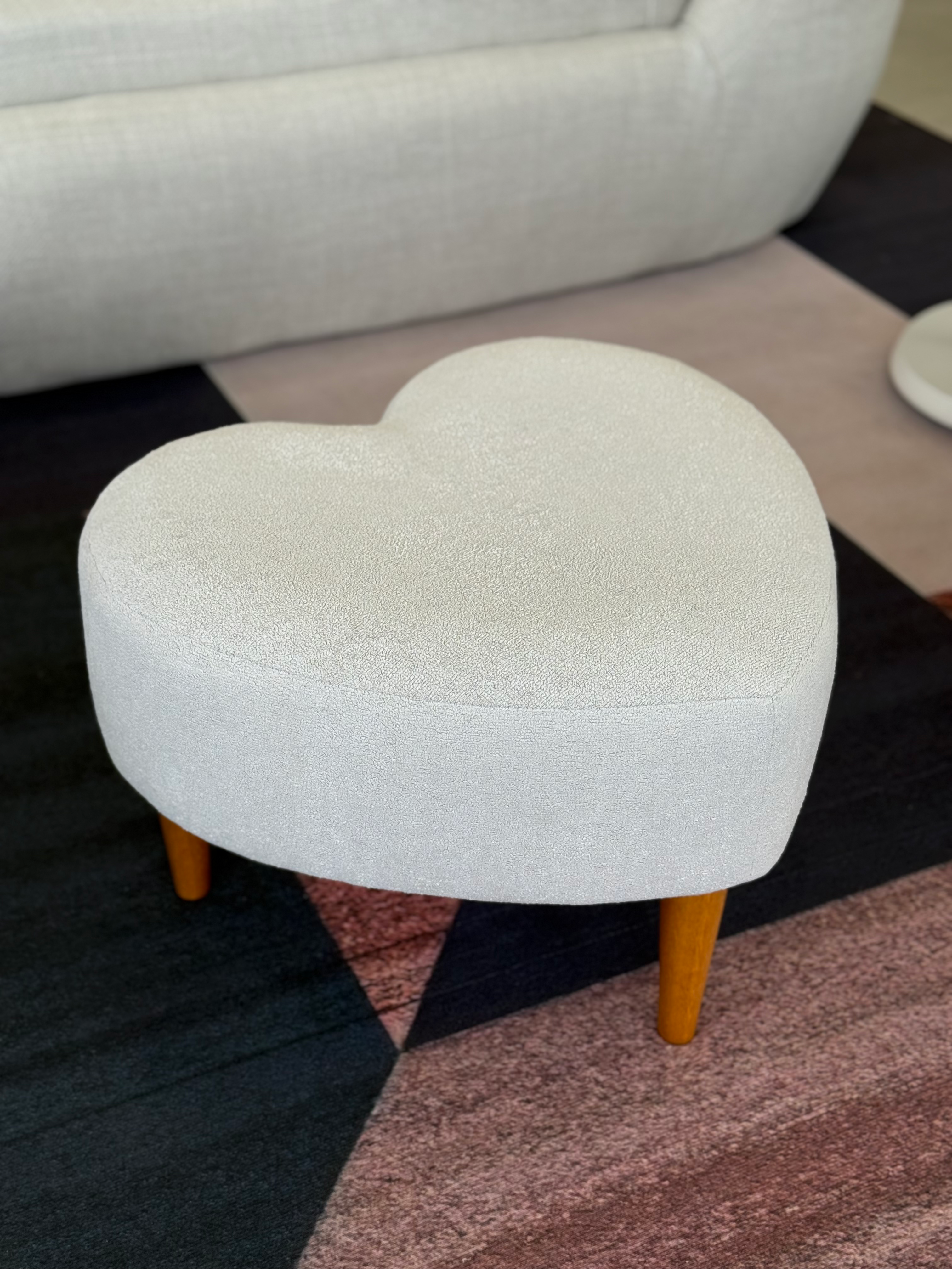 Puff coração com pés palito