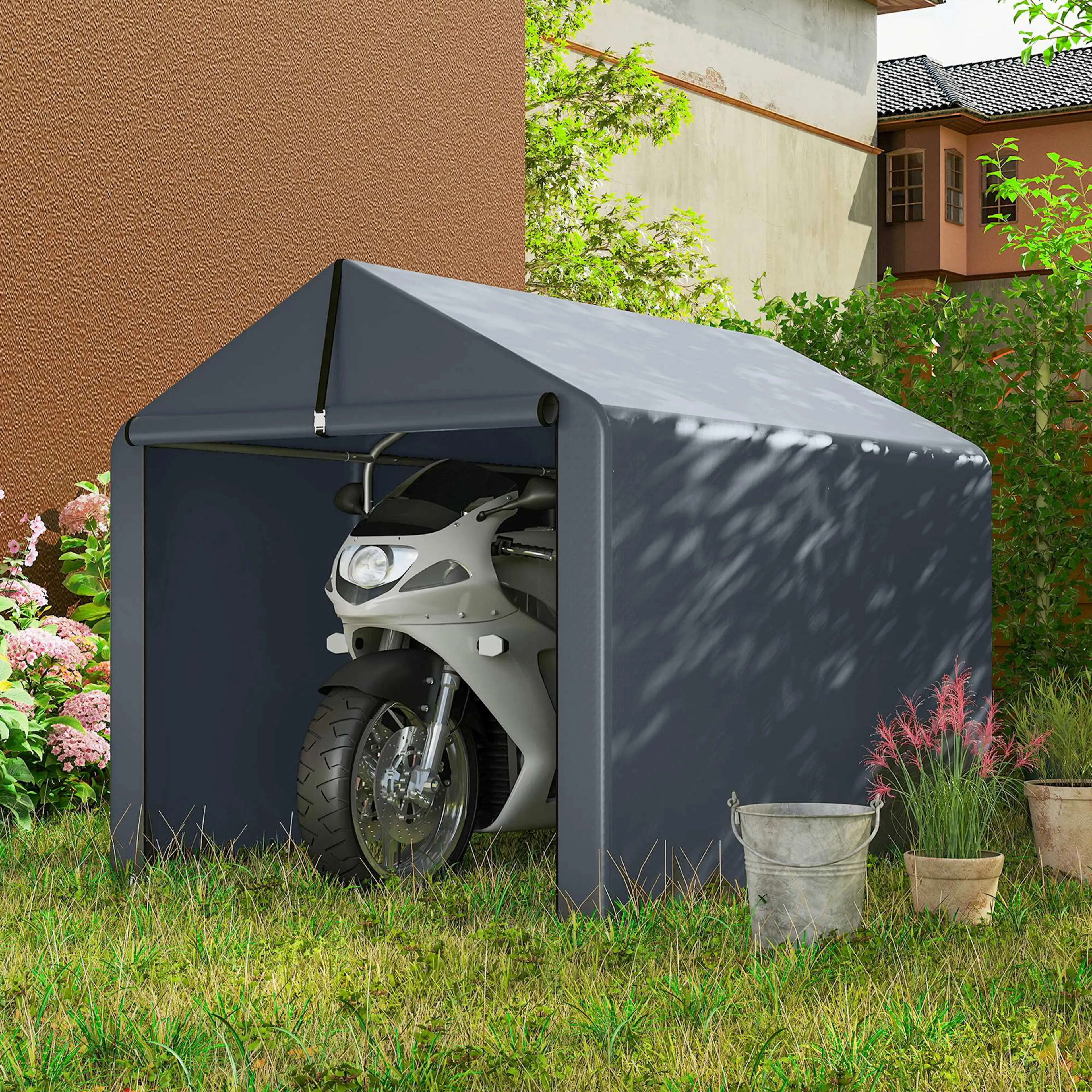 Mörkgrått garagetält med en motorcykel inställd på gräsmattan