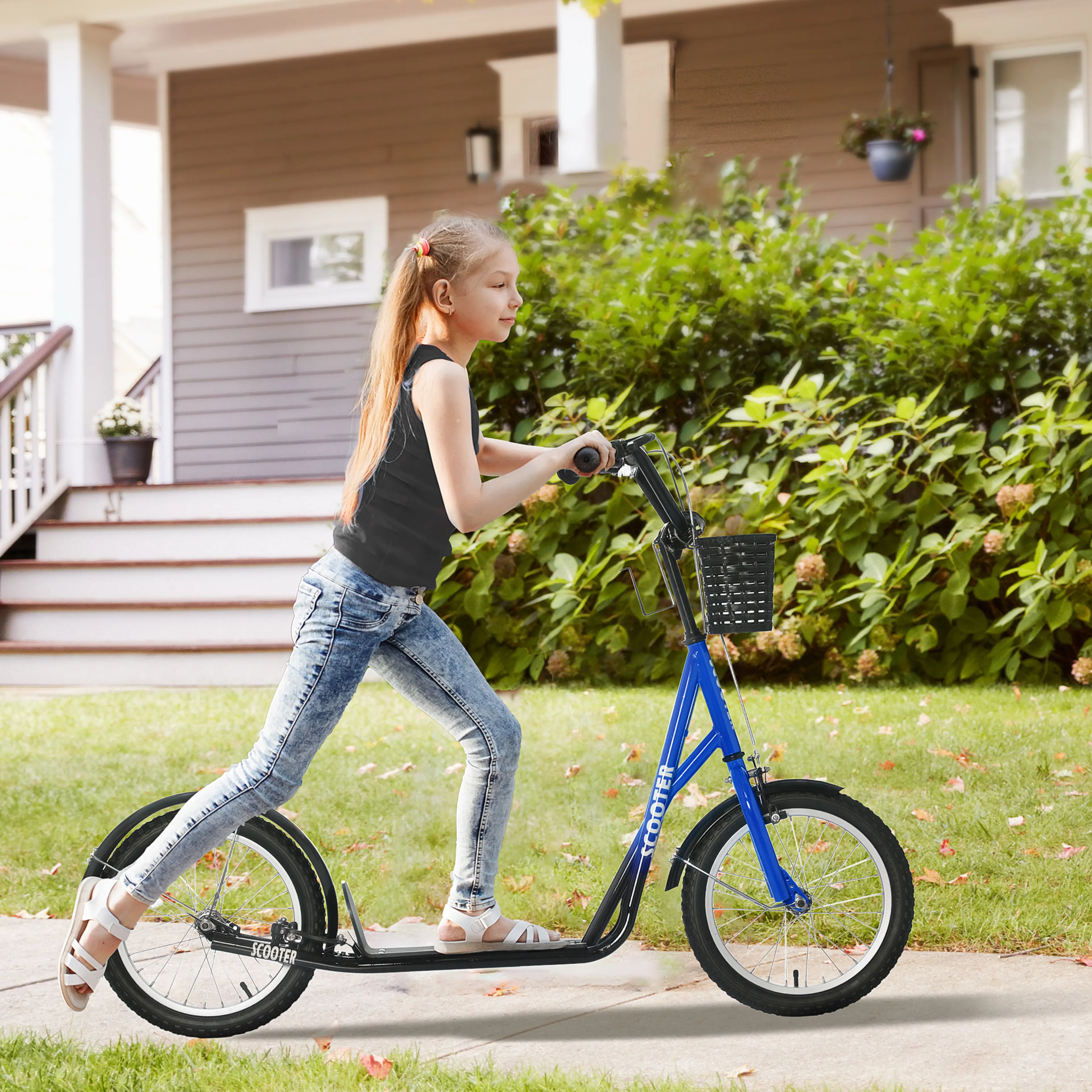 Flicka i hjälm åker blå sparkcykel med korg framför ett hus
