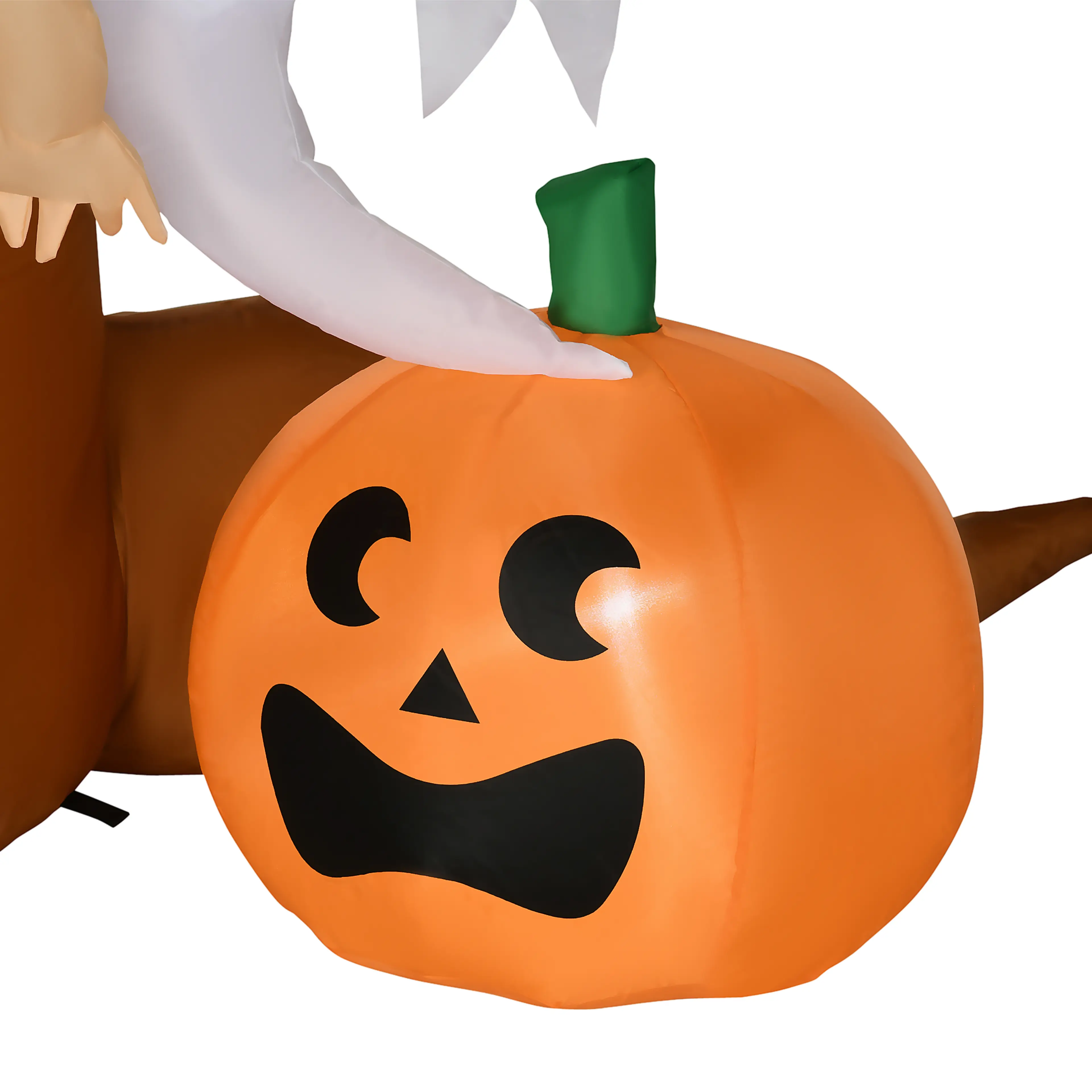 Närbild på pumpan vid trädets fot