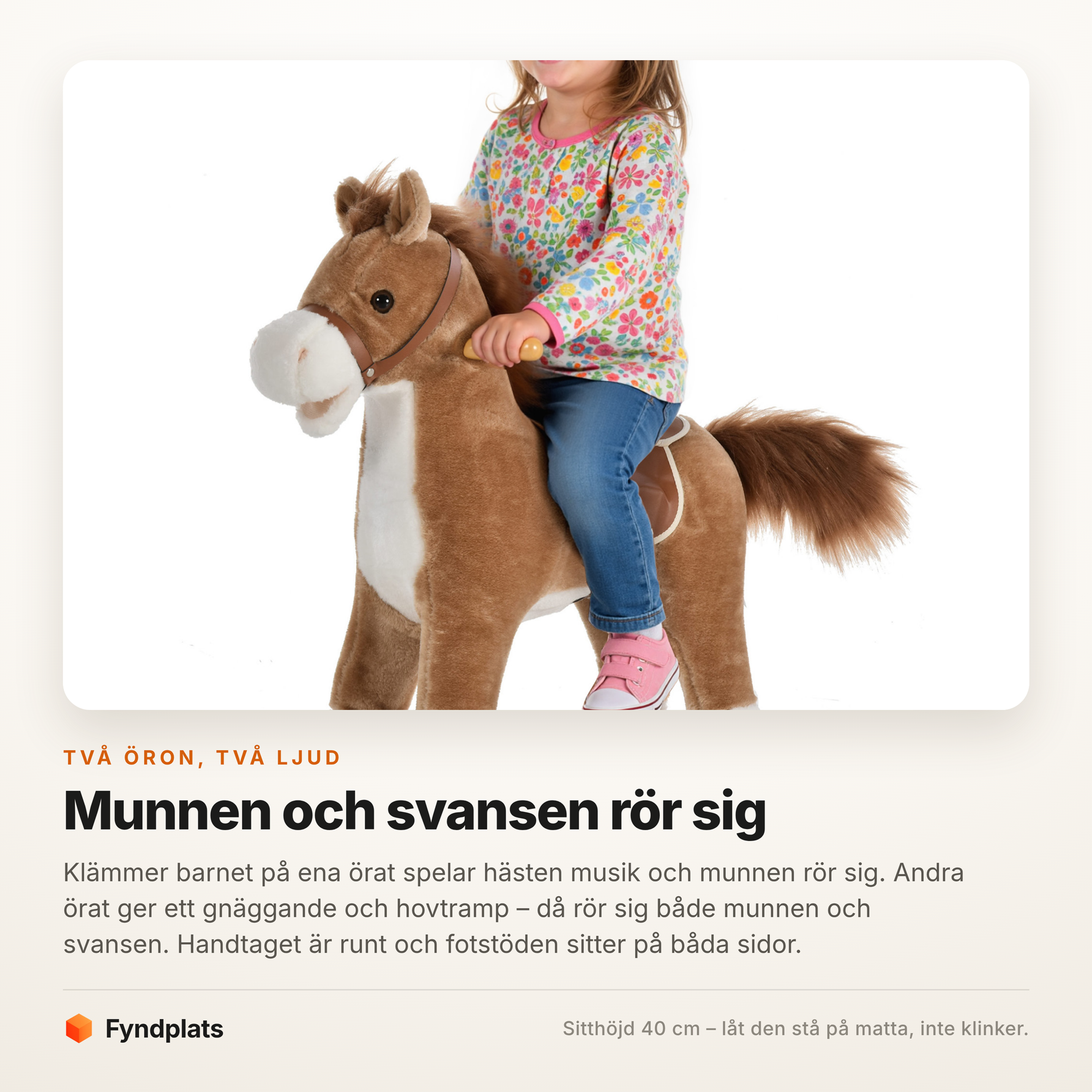 Barn rider på gunghästen och klämmer på örat för ljud
