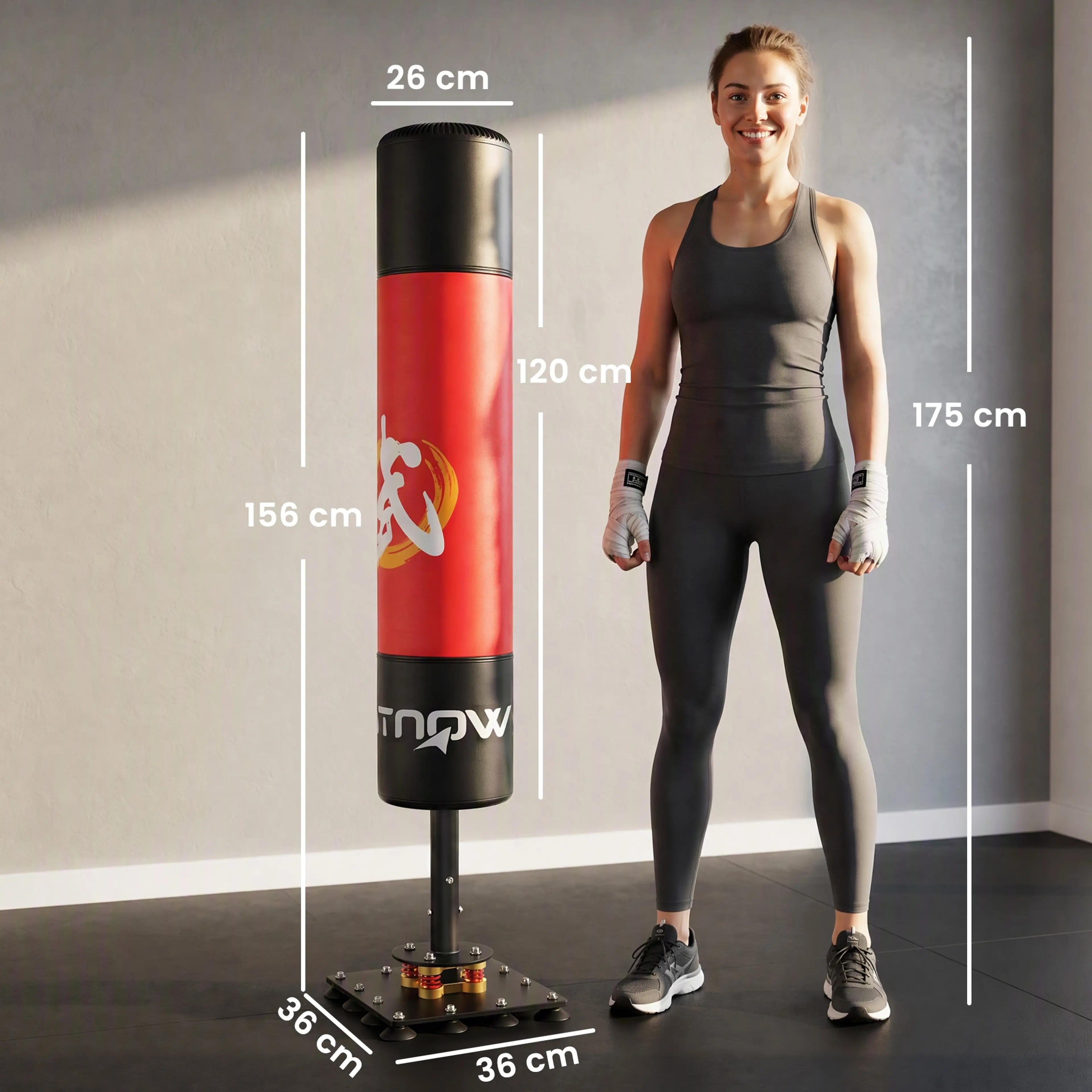 Säcken bredvid en person på 175 cm med måtten 156, 120, 26 och 36 cm utsatta