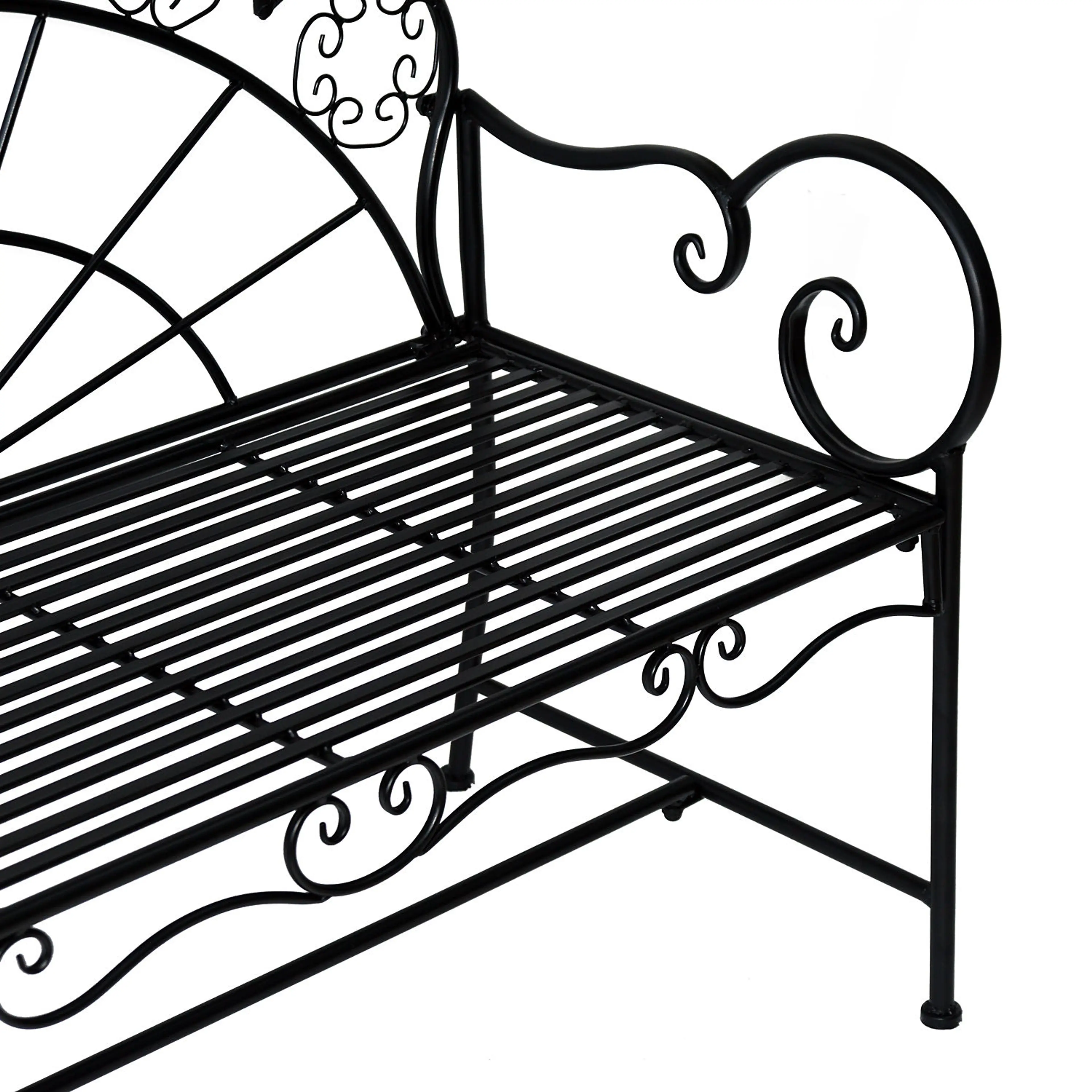Närbild på sitsen av smala metallribbor och ett snirklat armstöd mot vit bakgrund