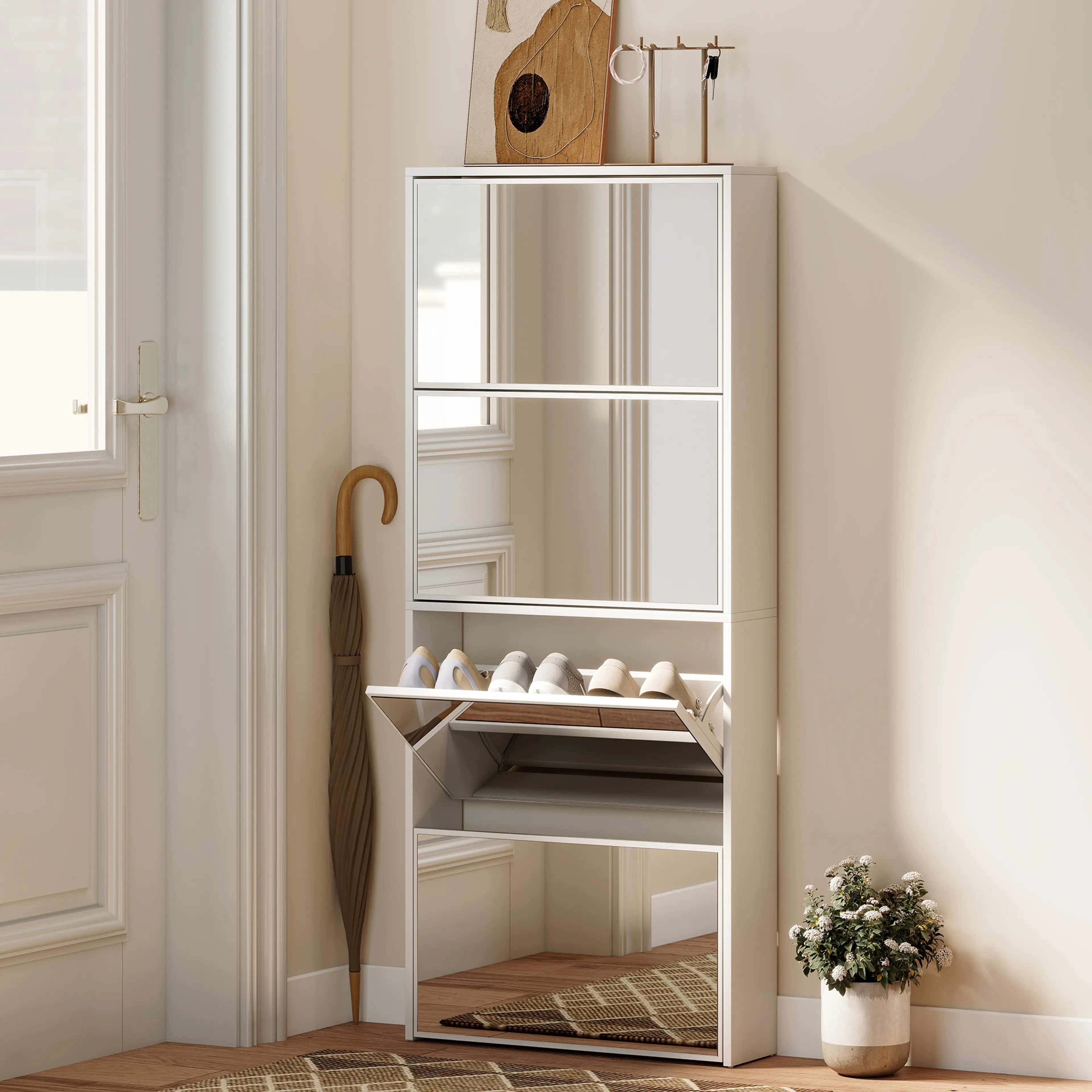Skoskåpet står i en hall med paraply och krokar bredvid