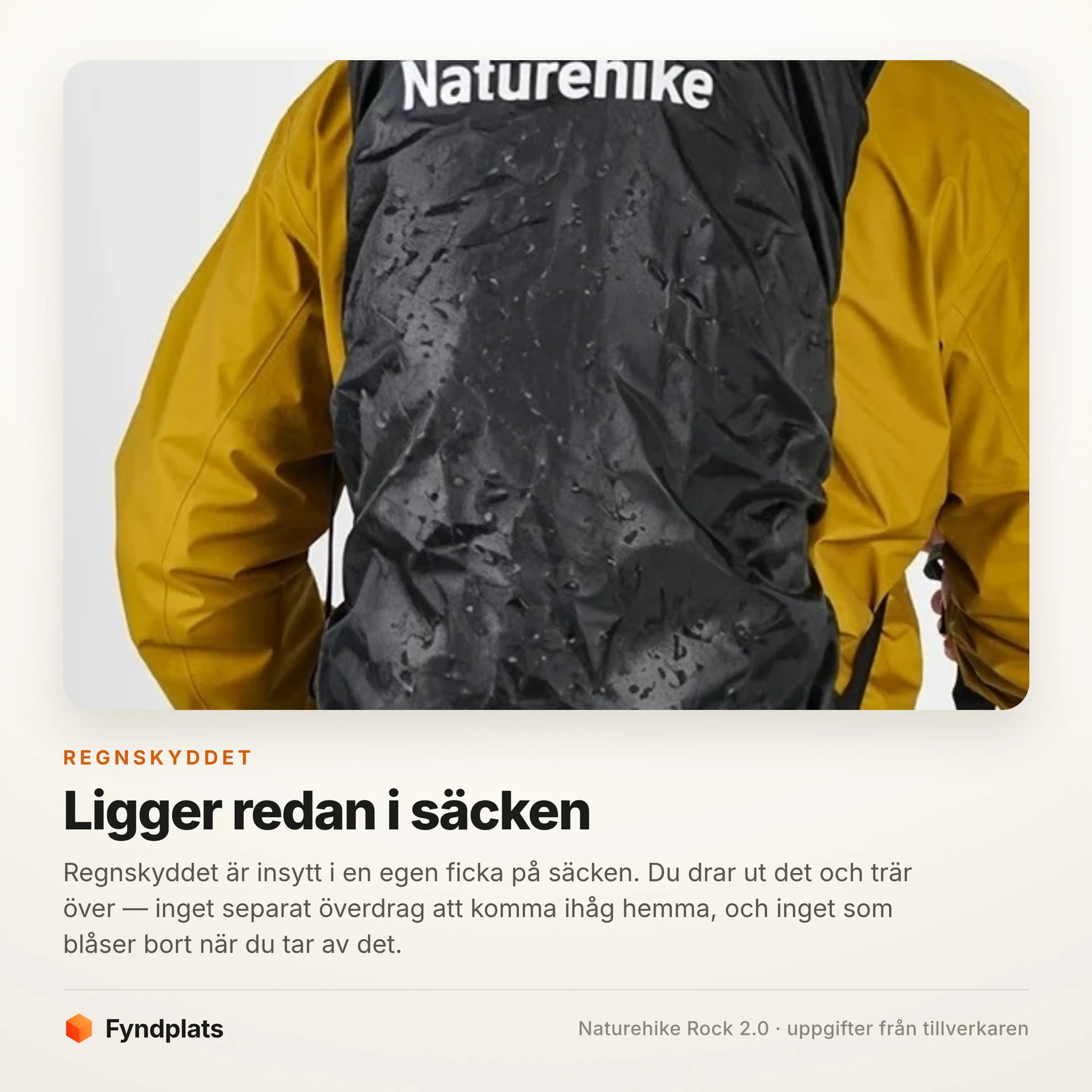 Ryggsäckens regnskydd påtaget över packningen i regn