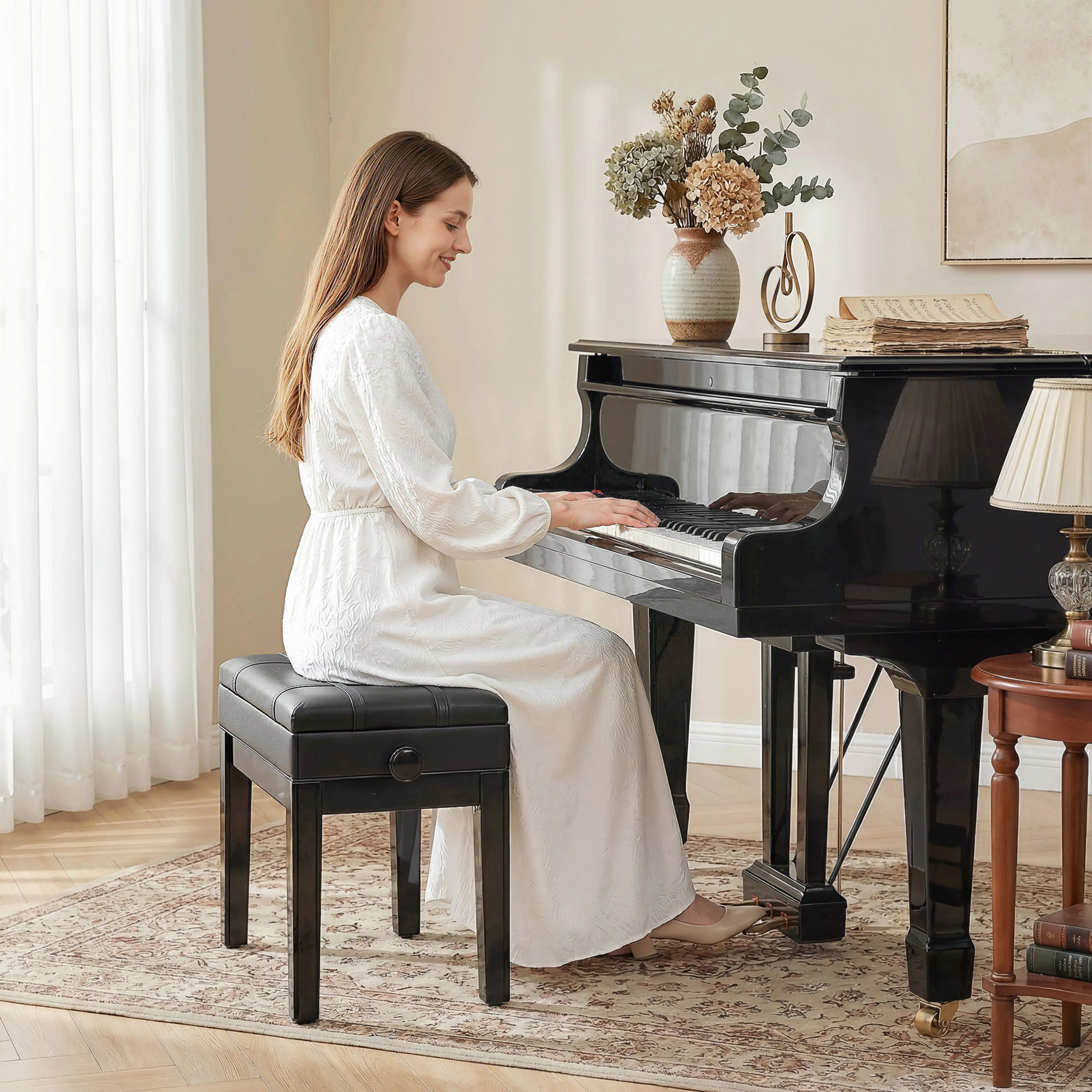 Kvinna som spelar flygel sittande på den svarta pianopallen
