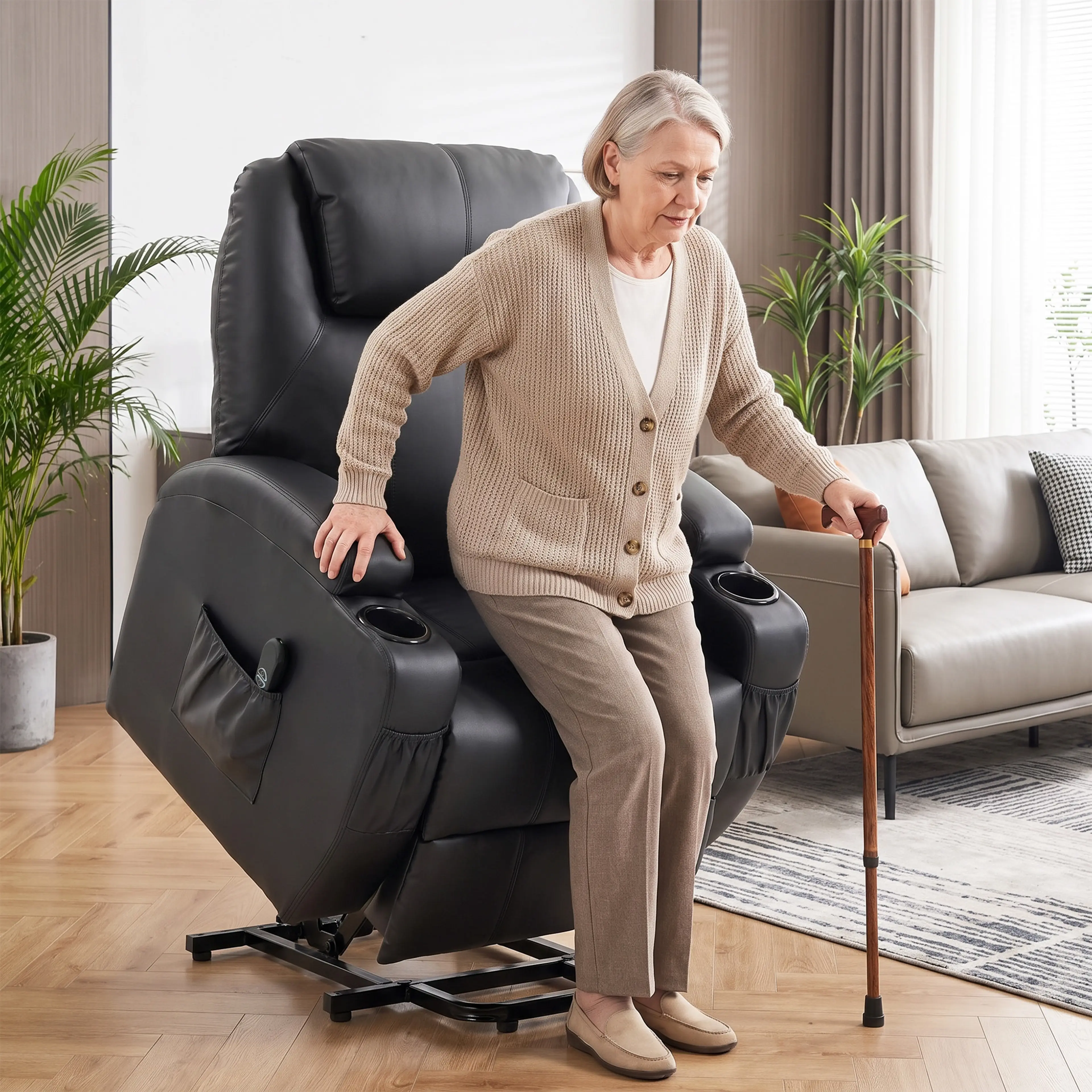 Person som reser sig ur fåtöljen med käppen inom räckhåll