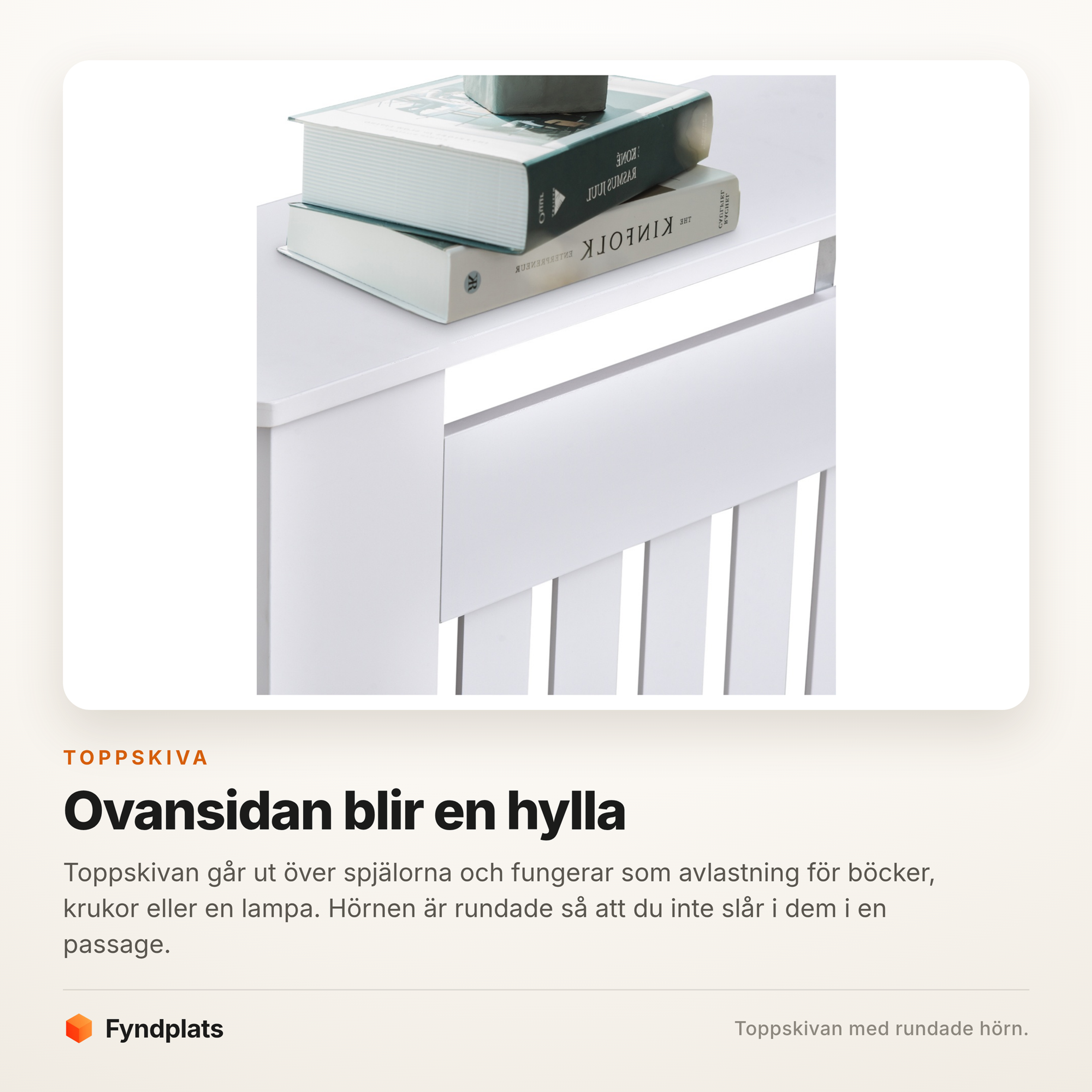 Böcker och en krukväxt på elementskyddets toppskiva