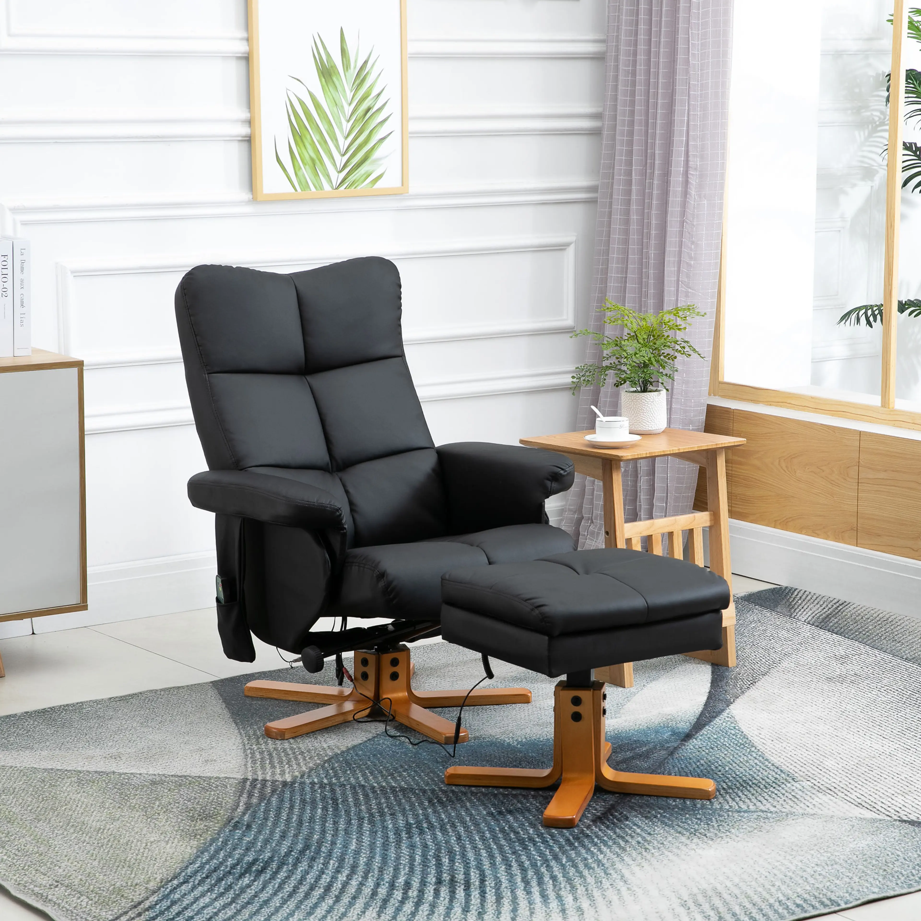 Svart massagefåtölj med fotpall i ett ljust vardagsrum med växt och gardiner