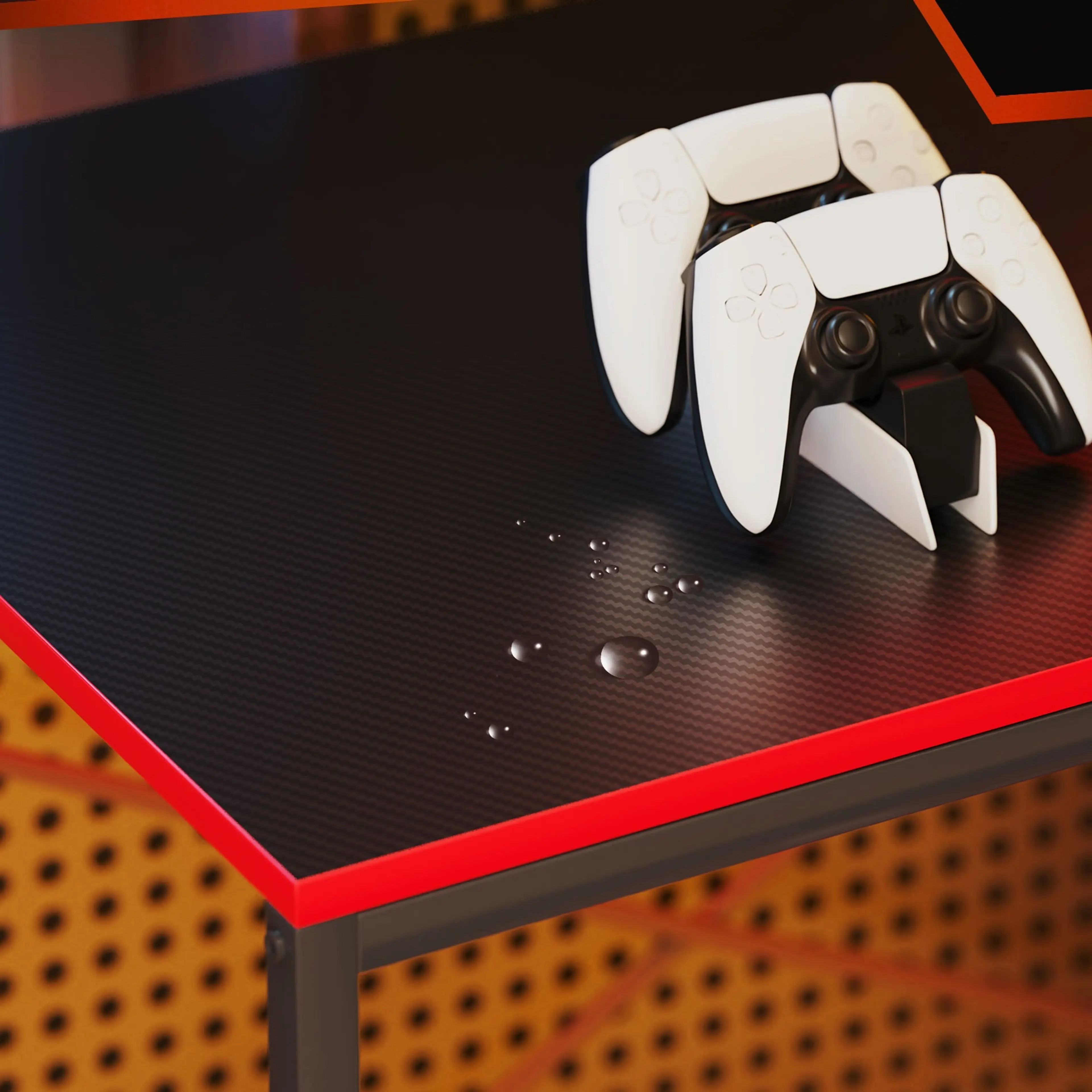 Närbild på gamingbordets kolfiberyta med handkontroll