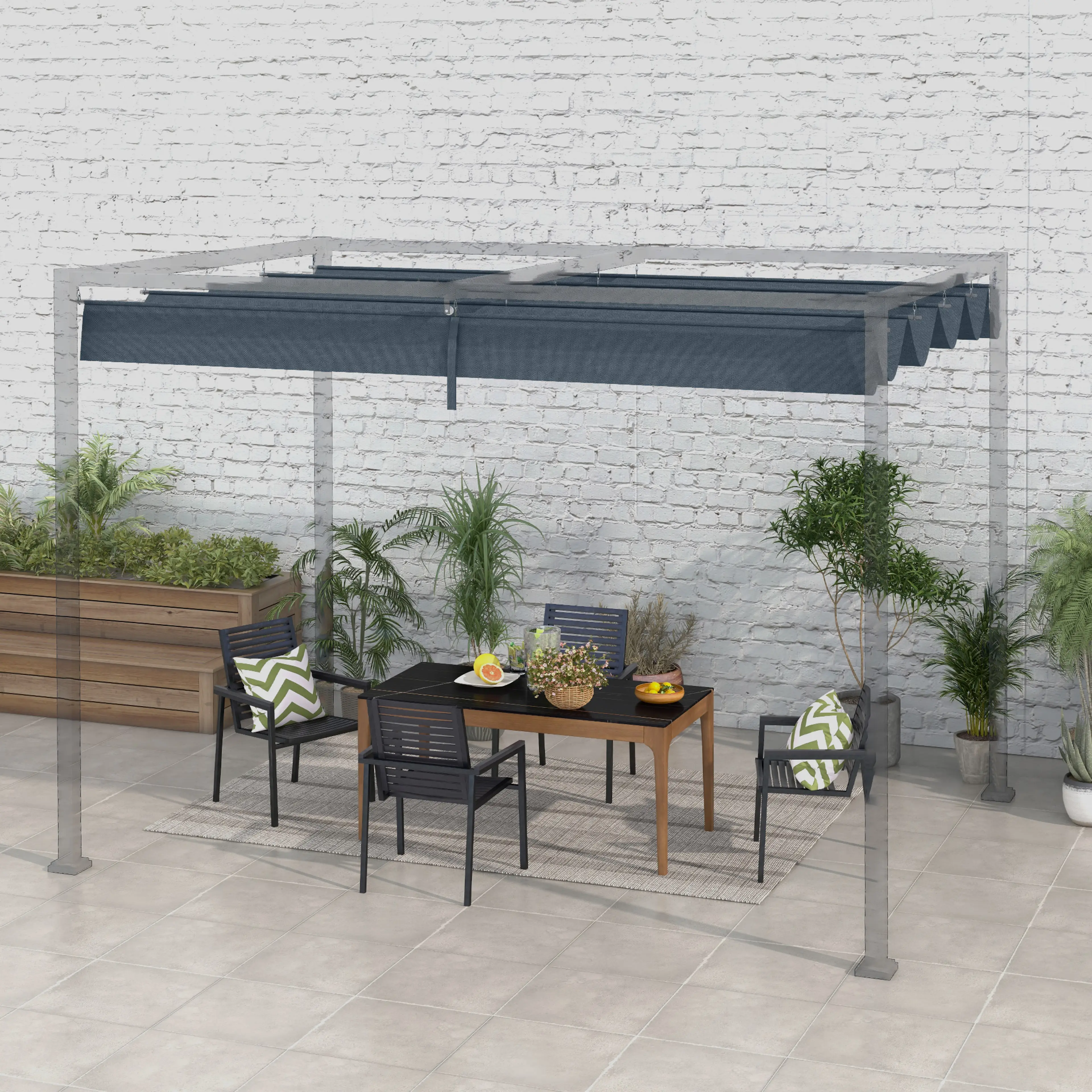 Mörkgrå veckad duk uppspänd på en pergola vid en husvägg